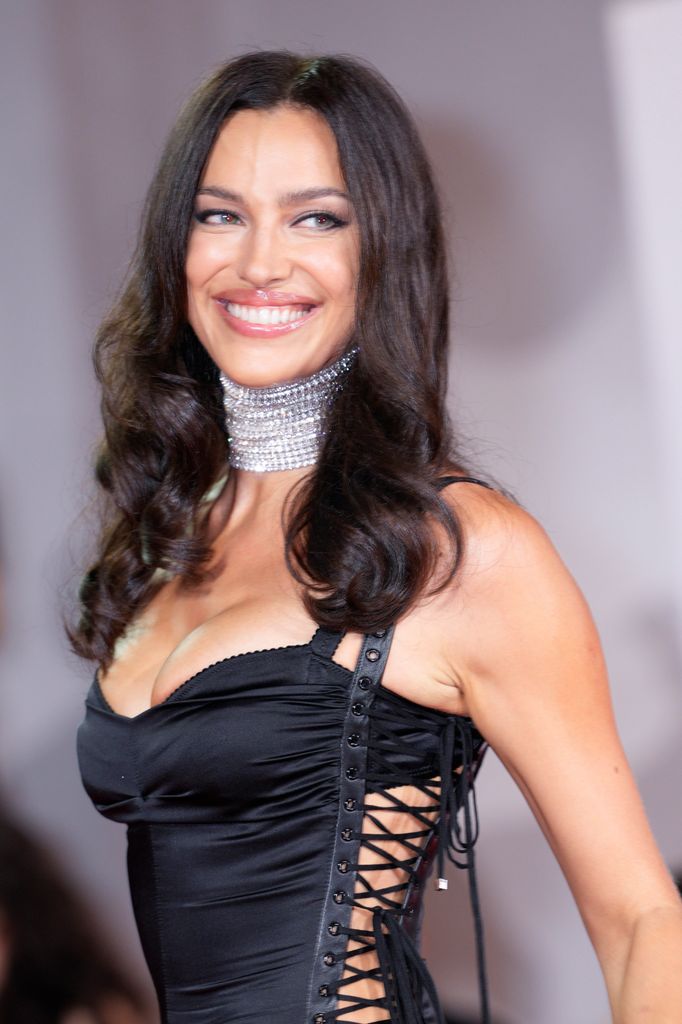 Irina Shayk, la más rompedora de Venecia, recupera el vestido negro de Dolce & Gabbana que llevó Gisele Bündchen hace 23 años