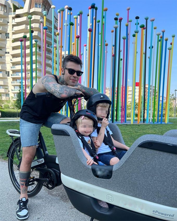 Fedez con sus dos hijos