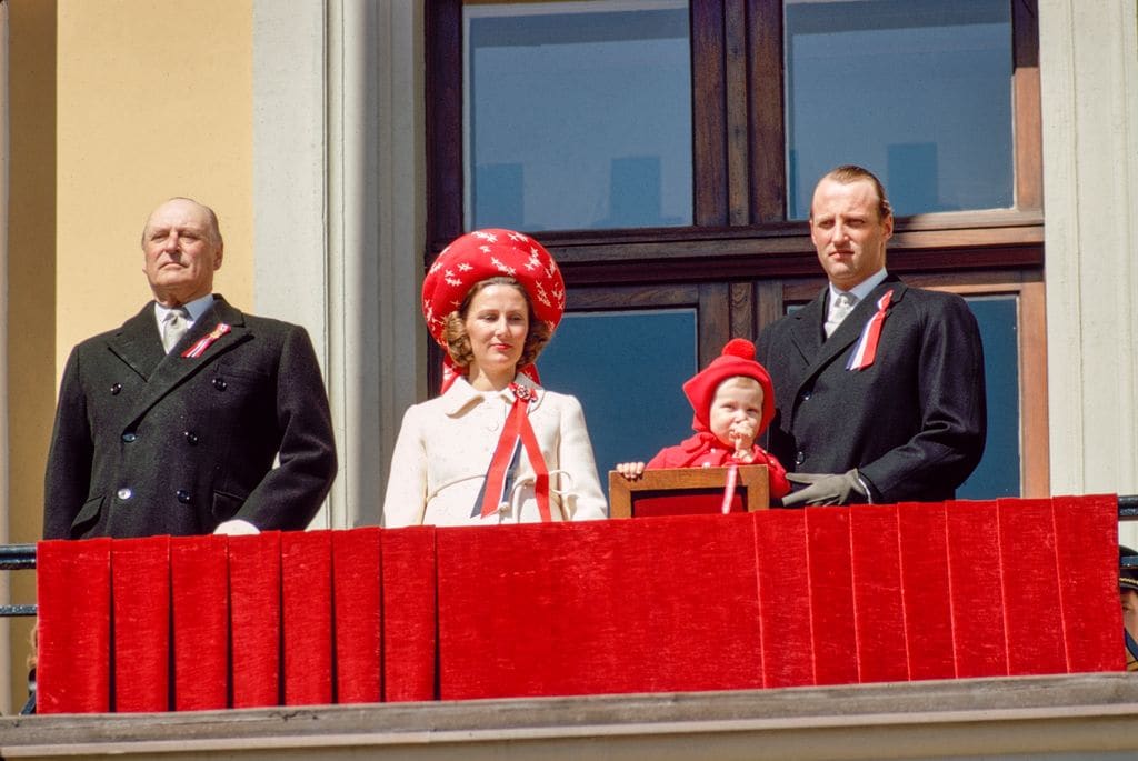 El rey Olav V con su hijo, el príncipe heredero, Harald, y su mujer, la entonces princesa Sonia. La niña de la foto es la princesa Marta Luisa, ya que el actual heredero, el príncipe Haakon, nacería dos meses después de la celebración nacional del año 1973