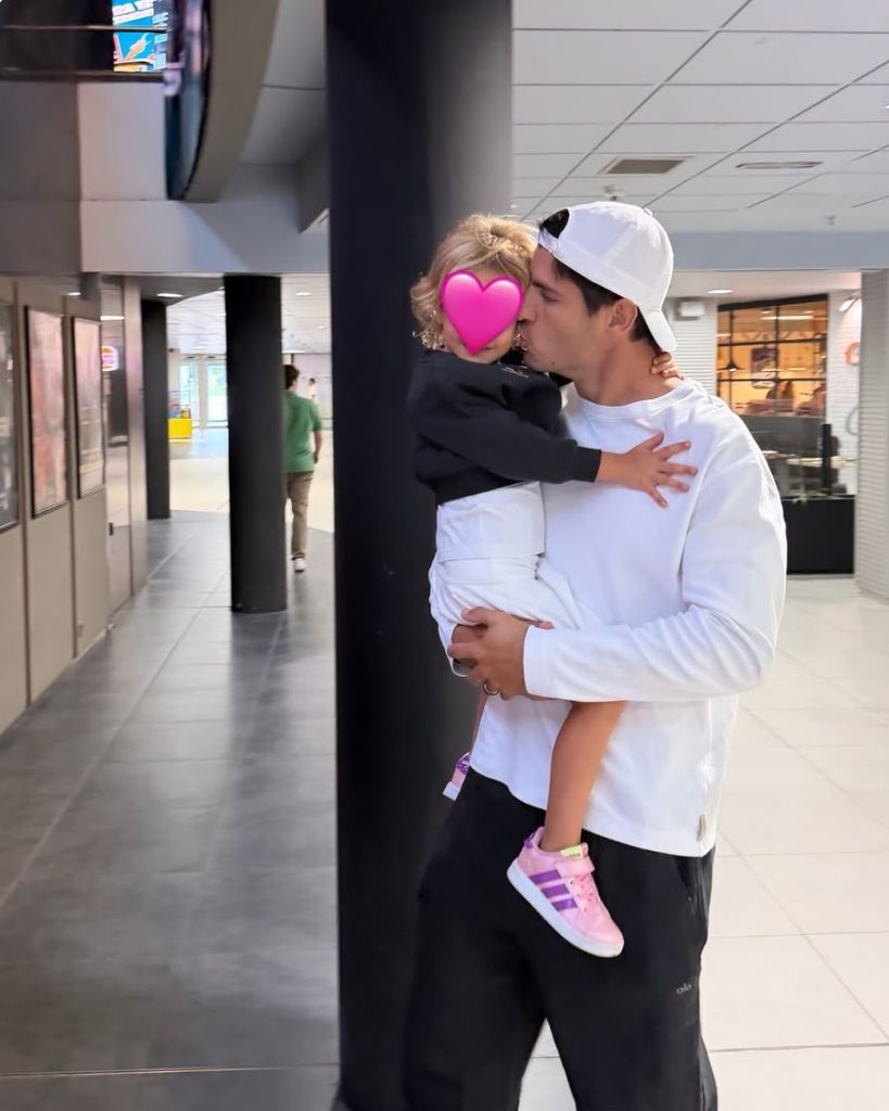 Álvaro con su hija en brazos
