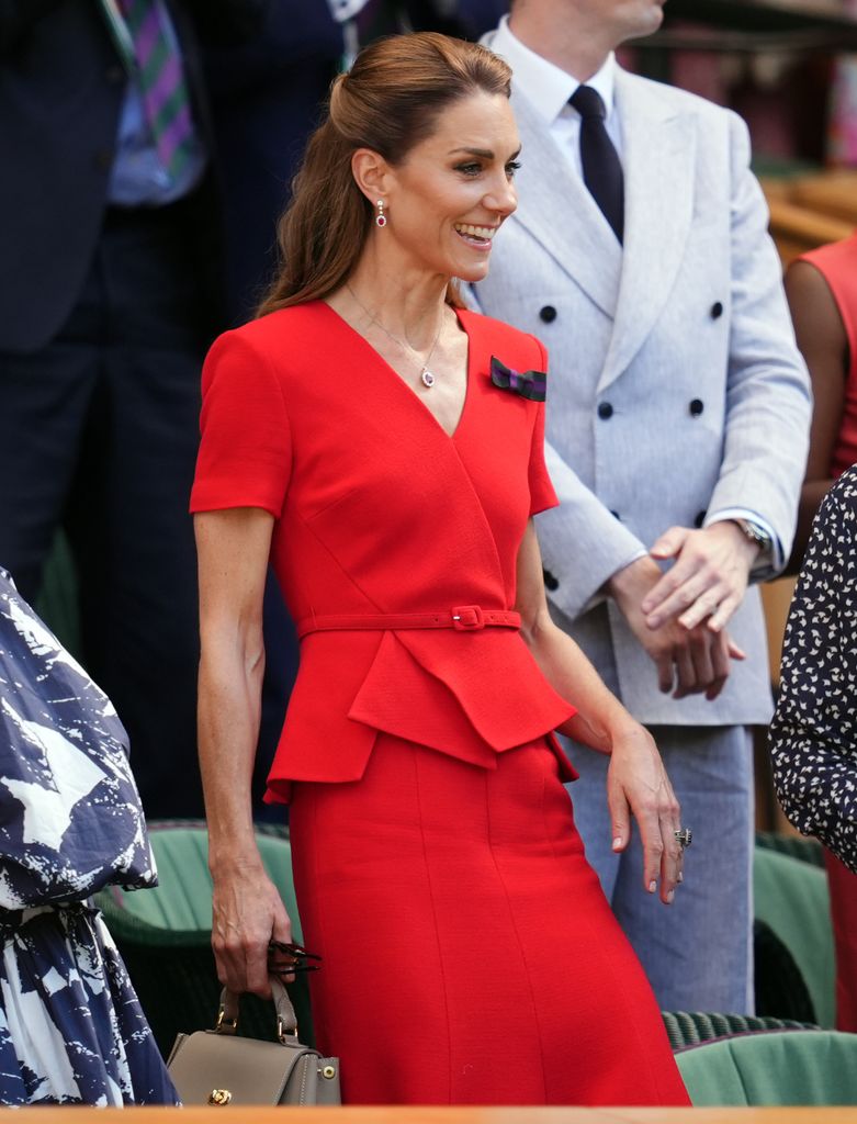 Kate Middleton, princesa de Gales, con vestido rojo en la final femenina de Wimbledon, 2026.