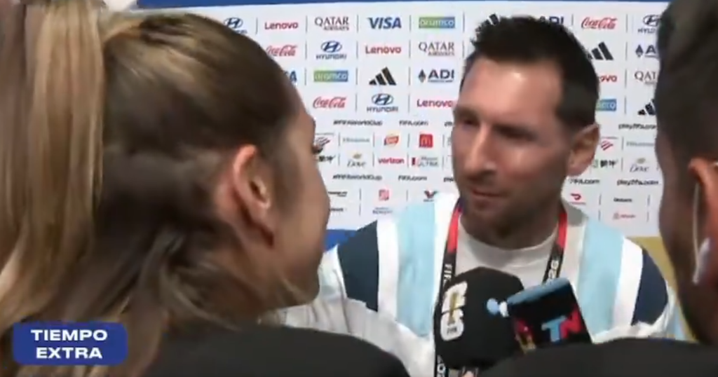 Messi atiende a Sofi Martínez tras el partido
