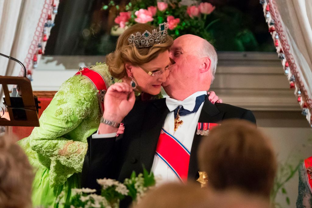El rey Harald besa a su mujer, la reina Sonia, tras el discurso pronunciado en 2017 con motivo de la gala por su 80 cumpleaños