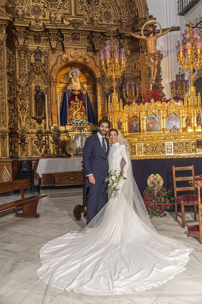Vestido de novia cuello mao y ramo orquídeas