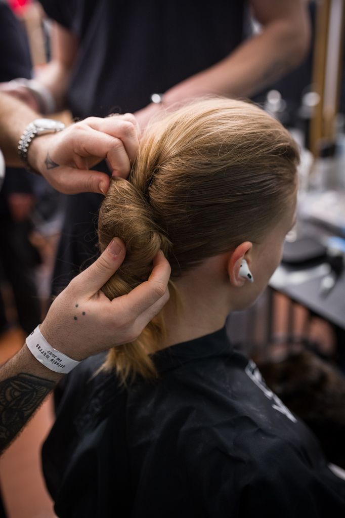 Puedes darle un giro relajado y contemporáneo al clásico French twist con un semi recogido.