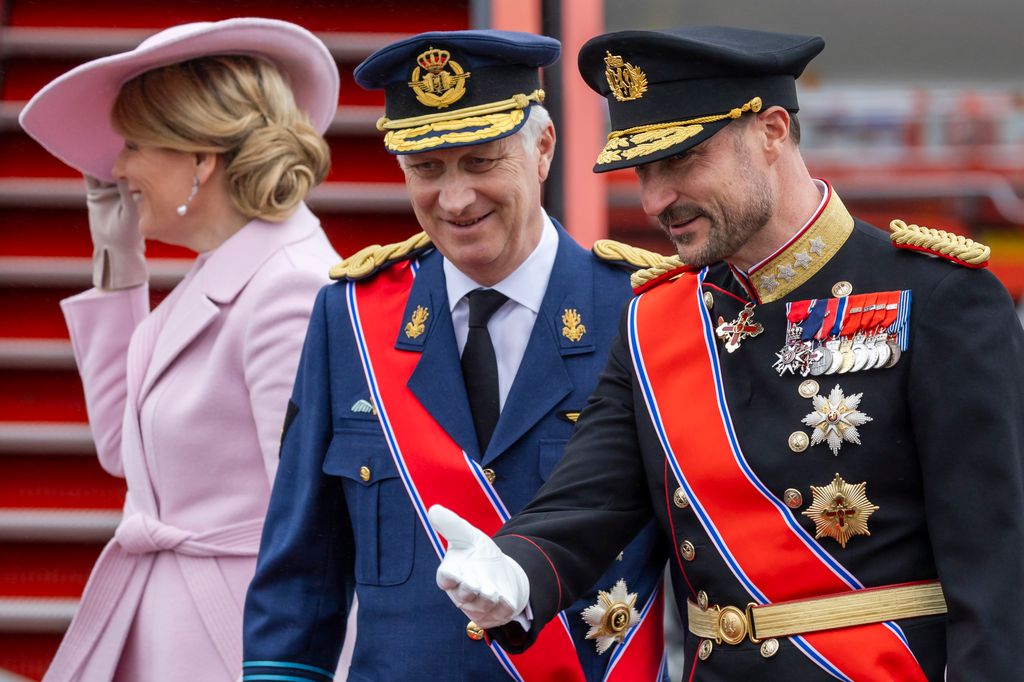 Haakon de Noruega se encargó de acompañar a Felipe de los belgas durante el desfile militar y la revisión de tropas que tuvo lugar durante la tradicional ceremonia de bienvenida que los Reyes de Noruega les brindaron a los de Bélgica en la plaza del Palacio Real de Oslo