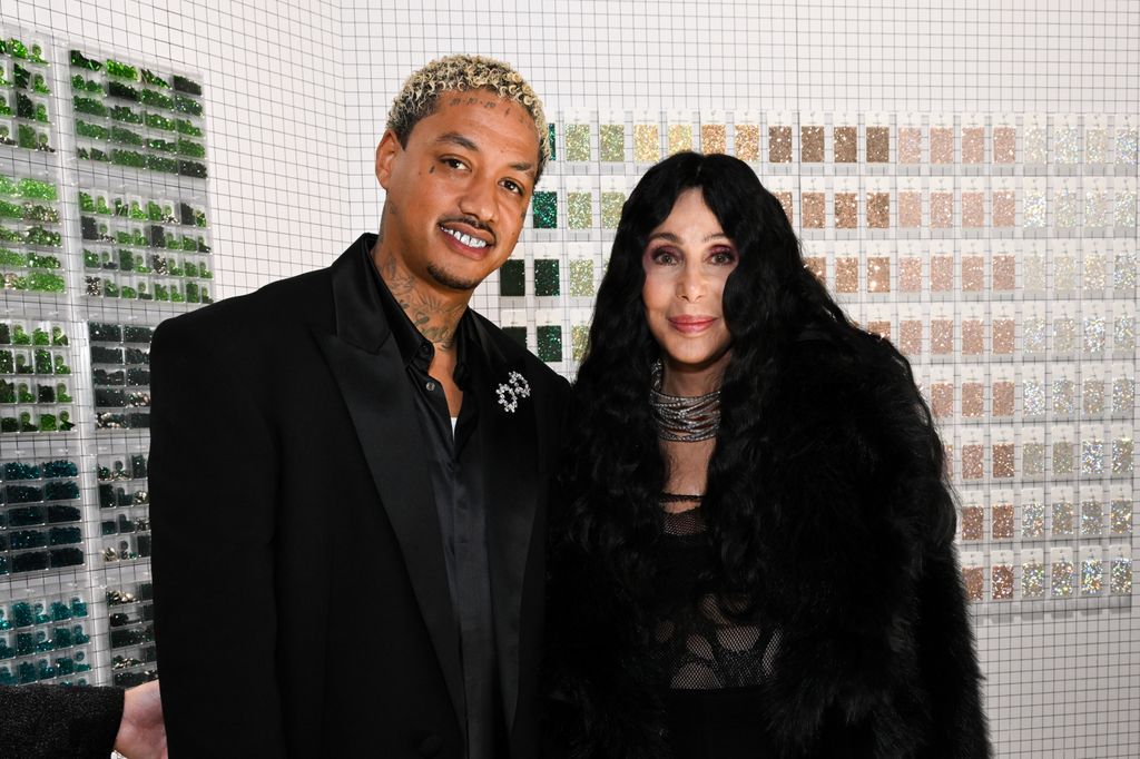 La pareja hizo oficial su relación con una foto que Cher publicó en sus redes. 