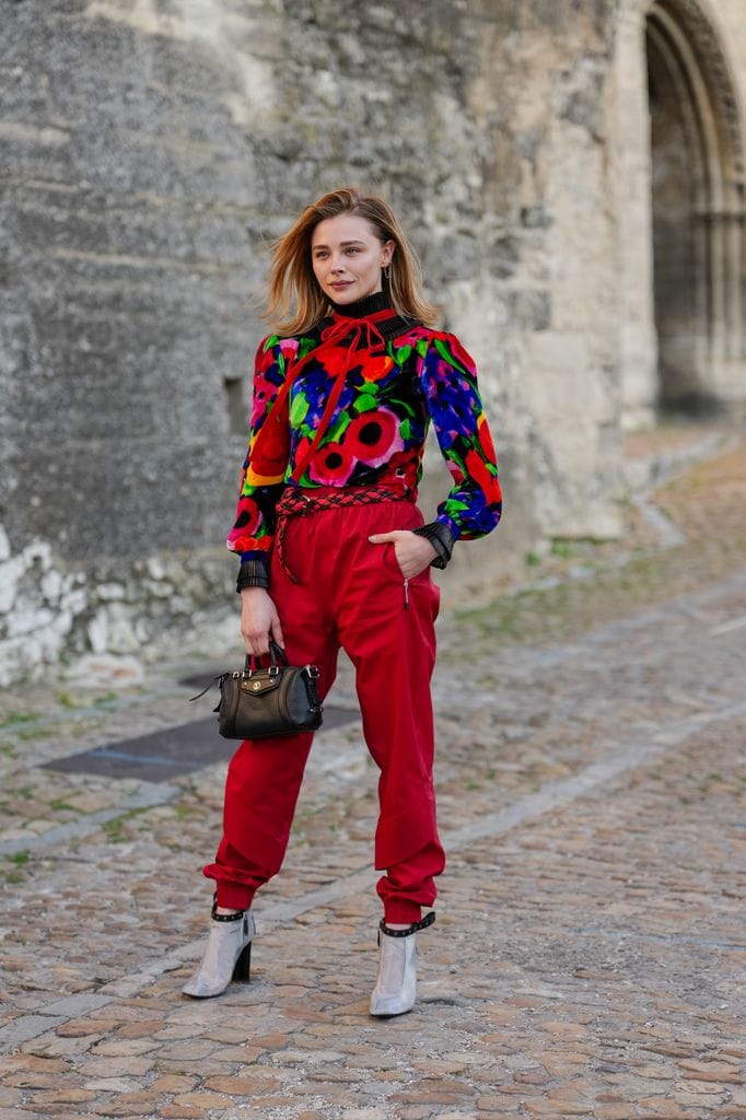 Reaparece Chlöe Grace Moretz, la ex de Brooklyn Beckham que se casó con un vestido azul de Louis Vuitton