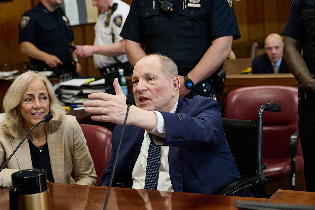 Harvey Weinstein con su abogada durante el juicio de Nueva York