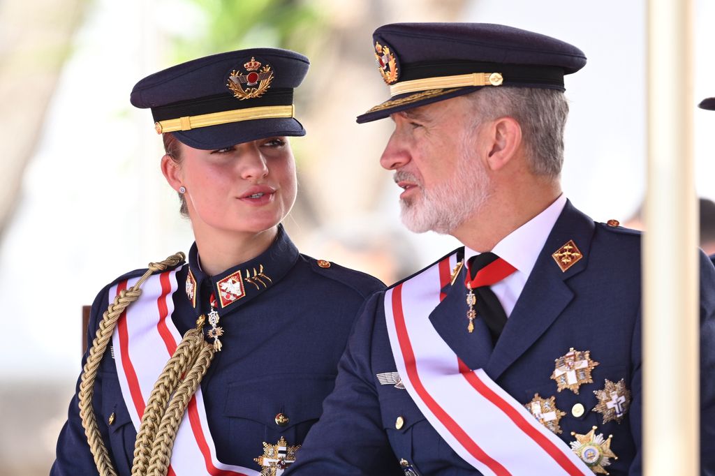 La complicidad padre e hija siempre es evidente, si en la imagen de arriba Felipe VI, ya fuera de foco, sigue los pasos de su hija desde la distancia, después, ya juntos, aprovechan cada momento para intercambiar impresiones