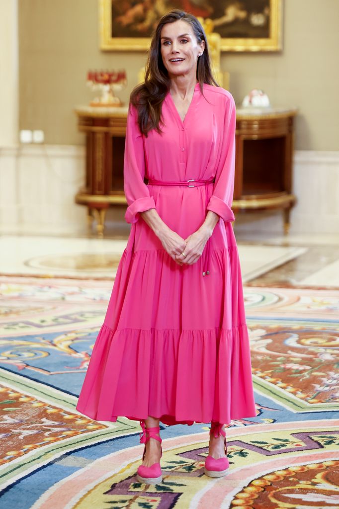 La reina Letizia olvida el color blanco e impacta con su vestido rosa ‘oversize’ que es perfecto para sus alpargatas españolas más llamativas