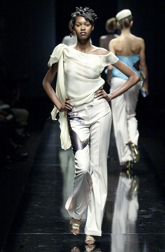 Olivia Rodrigo viste unos pantalones de caballo que ya llevó Carrie Bradshaw en 2001