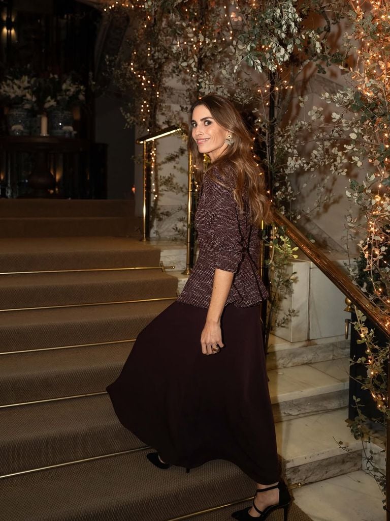 7 looks de invitada marrón de invierno 2025