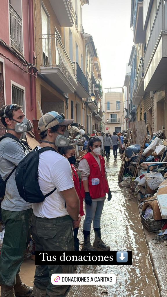 Plano medio de Íñigo Onieva como voluntario para la DANA 2024