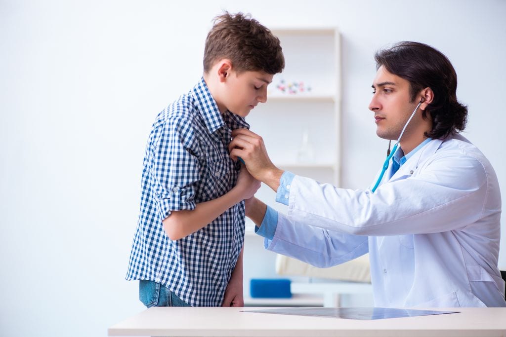 Niño en consulta del pediatra por covid persistente