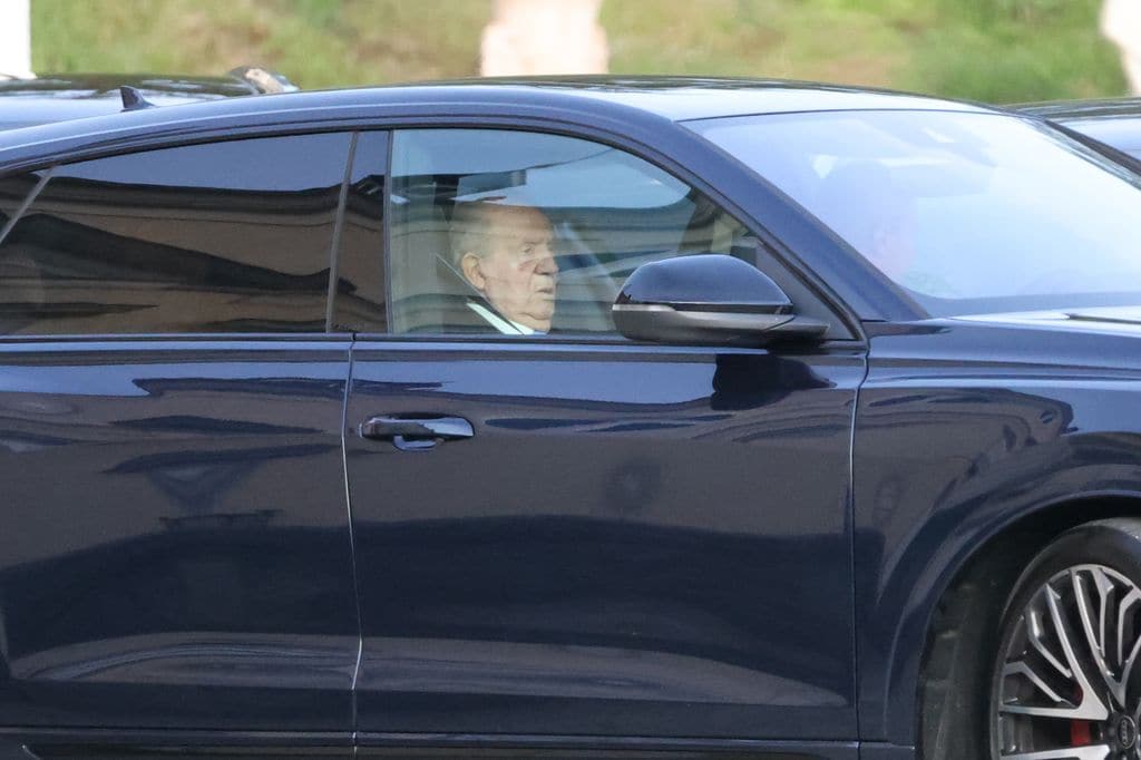 Juan Carlos I, abandonando el palacio El Pardo tras la reunión familiar