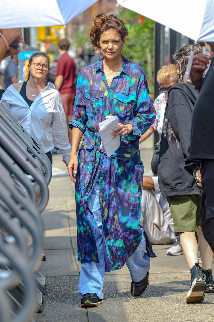 Katie Holmes llevaba un colorido atuendo mientras se alistaba para arrancar las grabaciones del día.