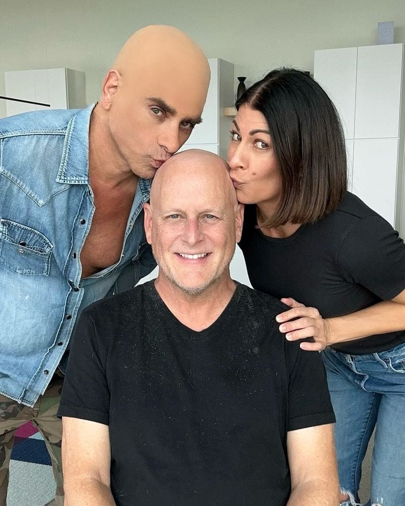 John Stamos y Melissa Coulier besan a Dave Coulier