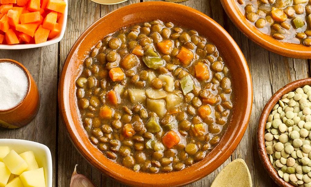 sopa de granos en una cazuela de barro