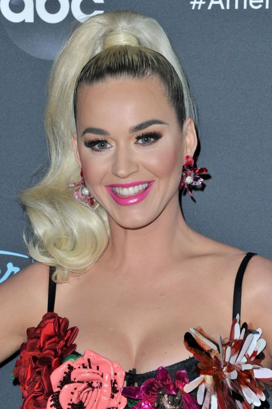 Katy Perry con cola de caballo alta y vestido con flores 