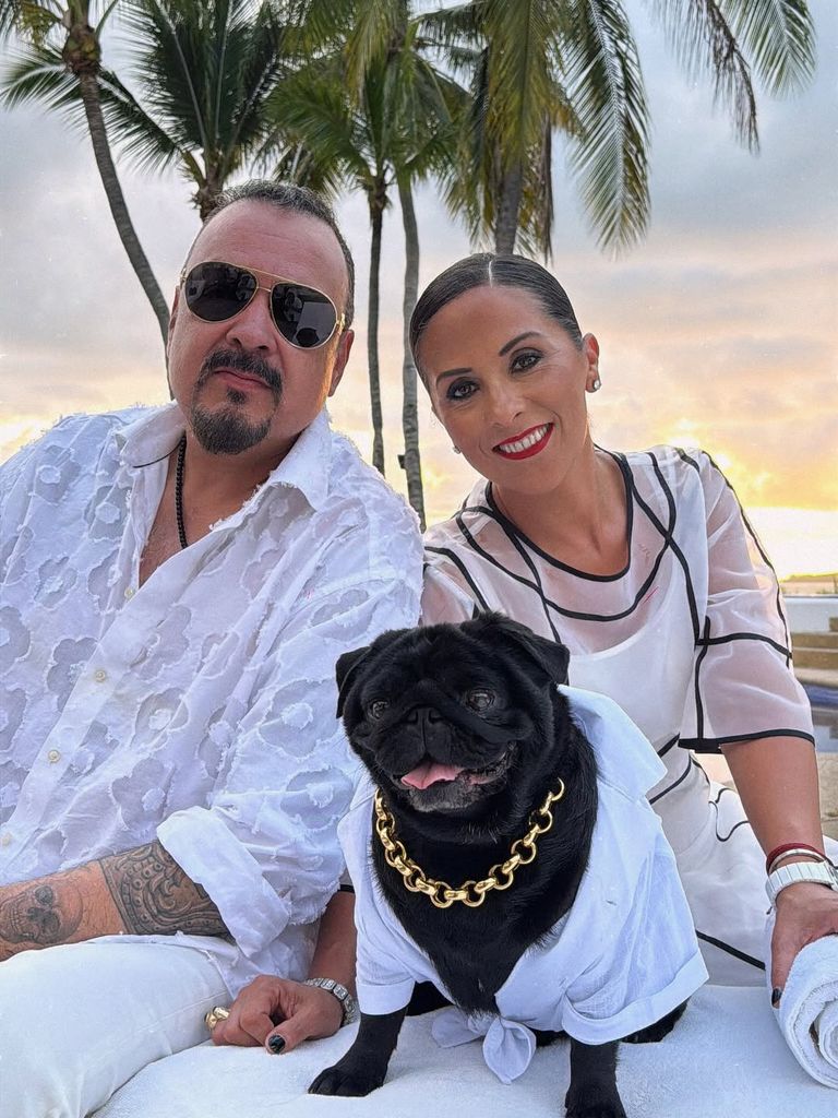 Pepe Aguilar con su esposa Aneliz Álvarez, y el pequeño consentido de la familia.