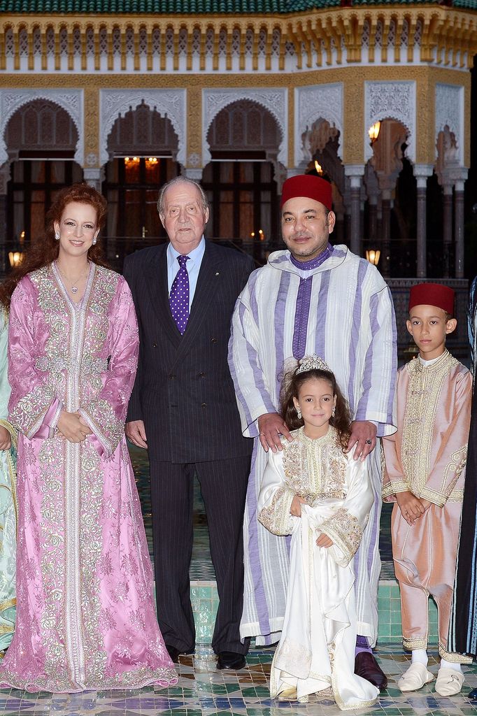 Plano entero del rey Juan Carlos con Lalla Salma, Mohamed VI, Lalla Khadija y Moulay Hassan en Marruecos el 15 de julio de 2013