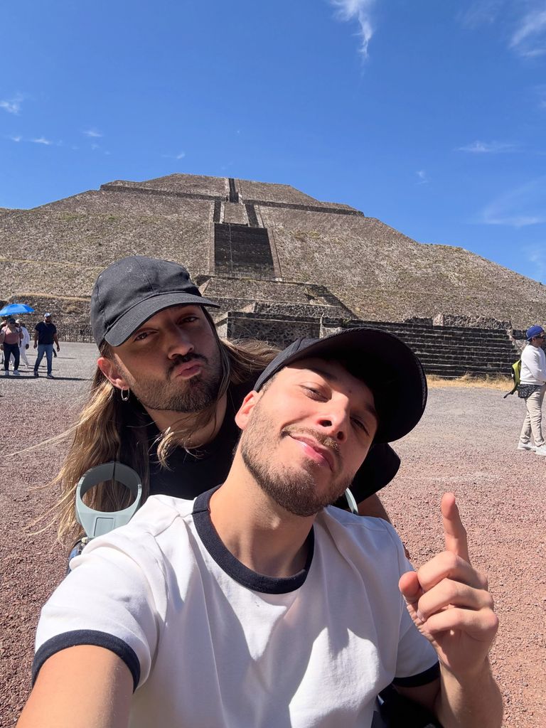 Durante su viaje a México entre silla de ruedas y muletas