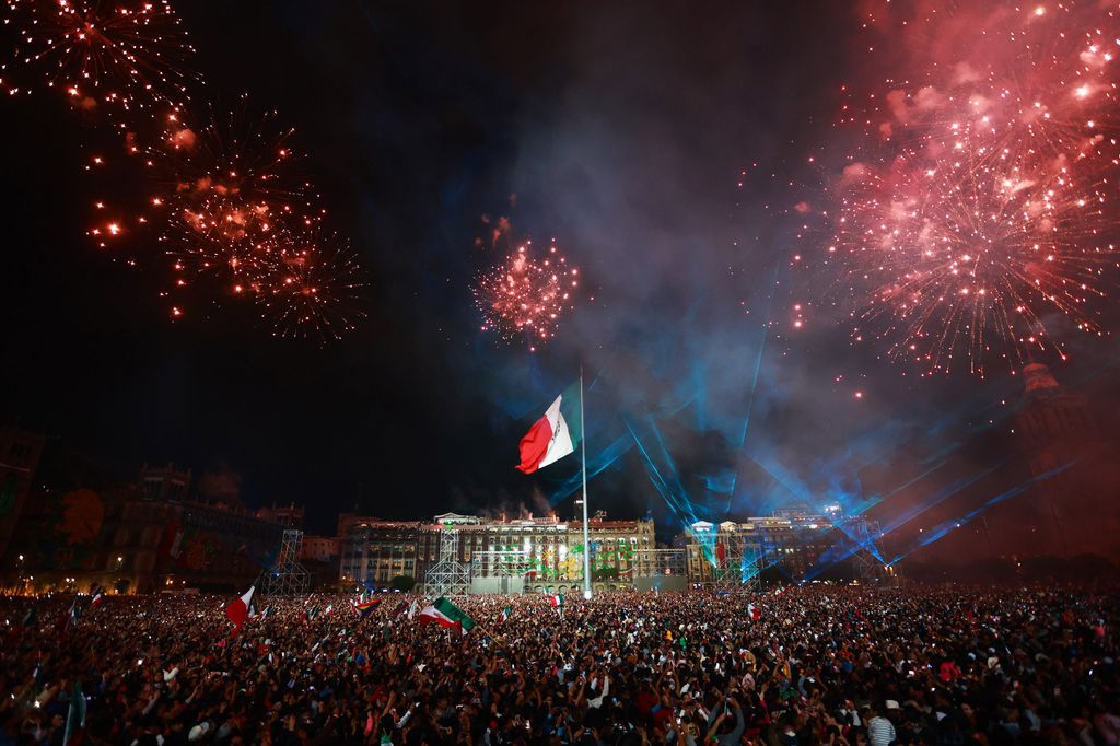El Zócalo de la Ciudad de México estaba lleno de miles de personas que celebraron las Fiestas Patrias y fueron testigos de la primera ceremonia del Grito de Independencia de la presidenta Claudia Sheinbaum.