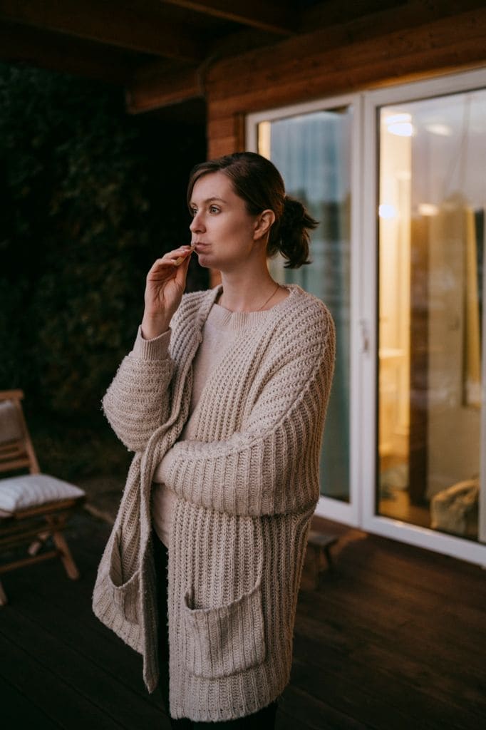 mujer mirando al frente