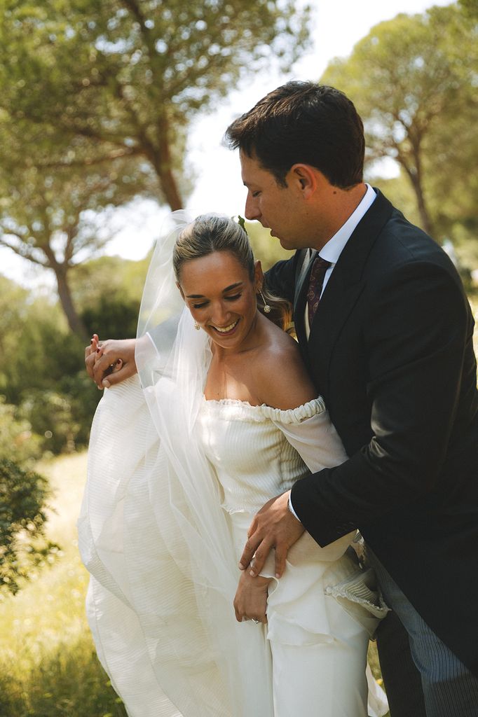 Boda Malu y Fer en Punta Umbría con vestido de novia con colcha