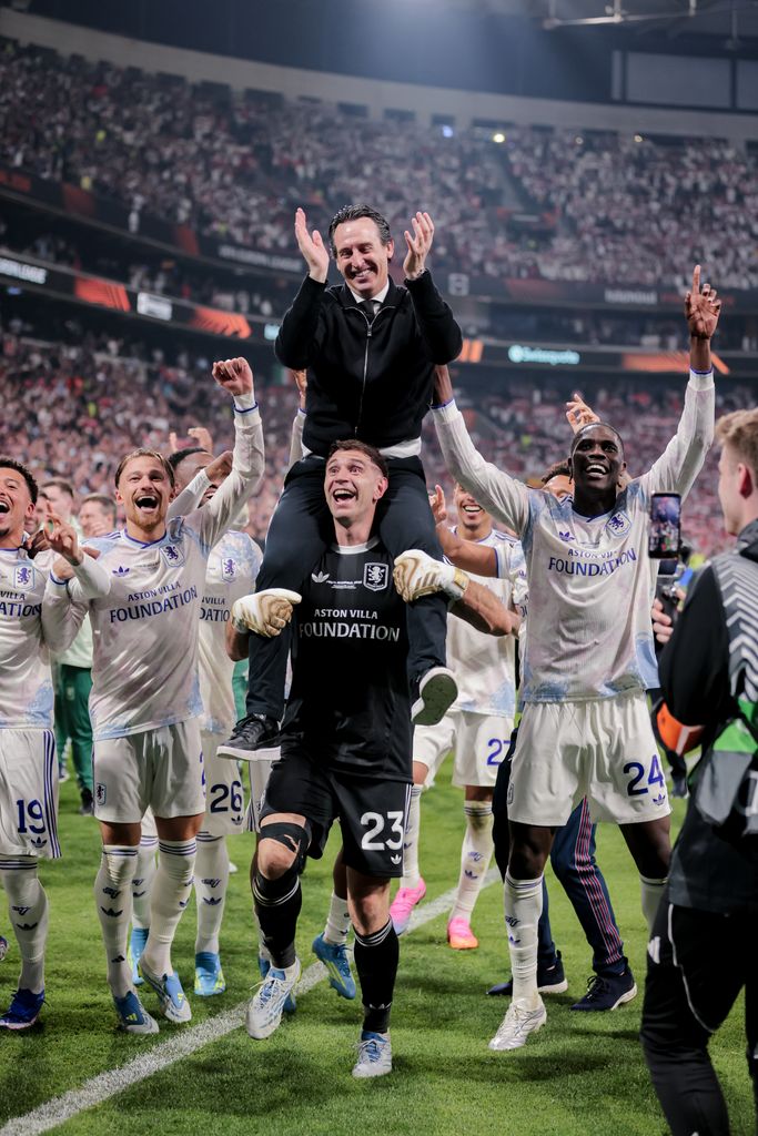 Unai Emery, celebrando con sus jugadores el triunfo del Aston Villa en la Europa League, el 20 de mayo de 2026 en el Tupras Stadium, Estambul (Turquía)