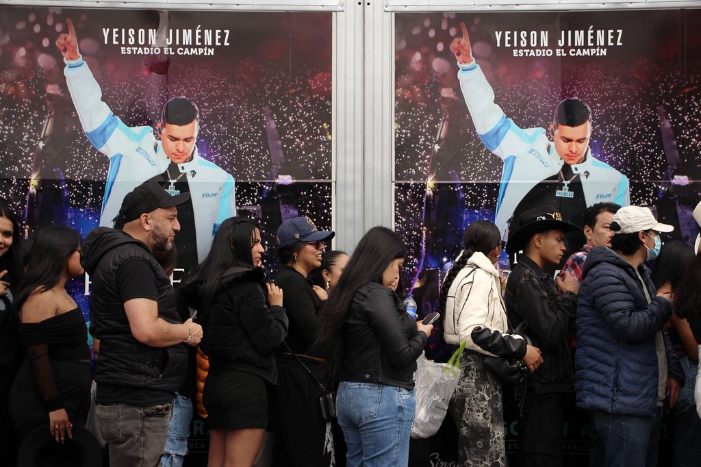 La gente se reunió afuera de la Arena Movistar en Bogotá para dar el último adiós al cantante