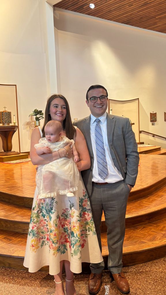 Erin junto a su marido, Frank, y su hija Madison, el día de su bautizo