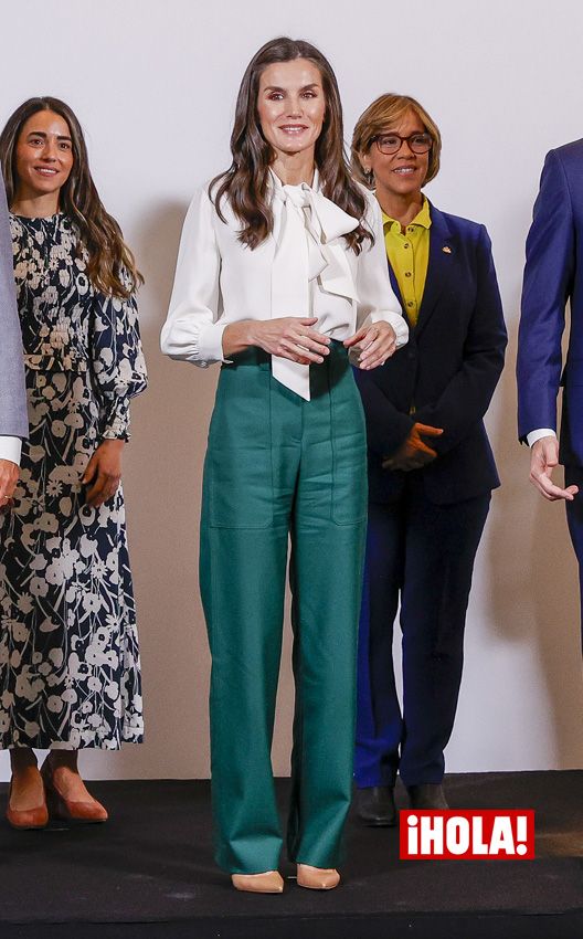 La reina Letizia rescata la romántica blusa de lazo que se transforma con pantalón de traje o falda larga