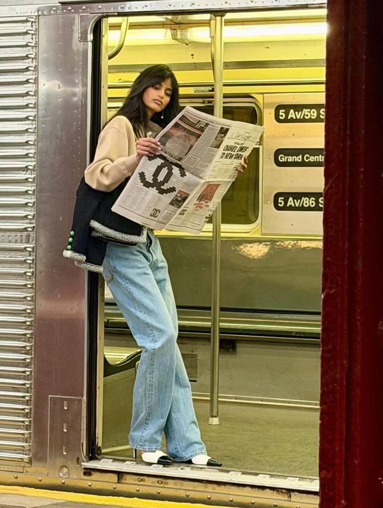 La increíble historia de la modelo de Chanel que fue descubierta en el metro y aceptó desfilar para pagar una deuda
