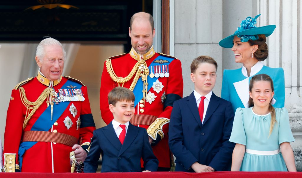 La princesa Charlotte vuelve a lucir un broche sentimental de diamantes en forma de herradura que tiene una conexión especial con la reina Isabel II.
