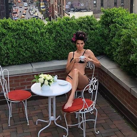 Kendall Jenner con taza de té