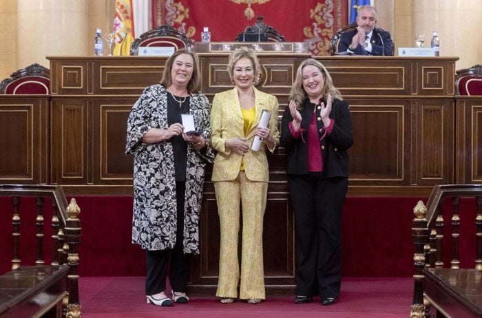 Ana Rosa Quintana junto a Maite Araluce, presidenta de la Asociación de Víctimas del Terrorismo (derecha) y la secretaria del Senado Cristina Ayala (izquierda)