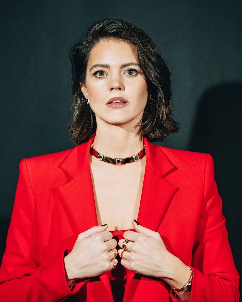 Plano medio de Isabelle Junot posando con blazer roja