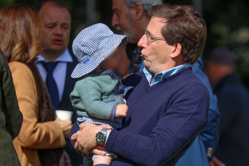 Almeida junto a su hijo Lucas en el Longines Global Champions Tour 2026 que se celebra en el en el Club de Campo Villa de Madrid, a 17 de mayo de 2026, en Madrid