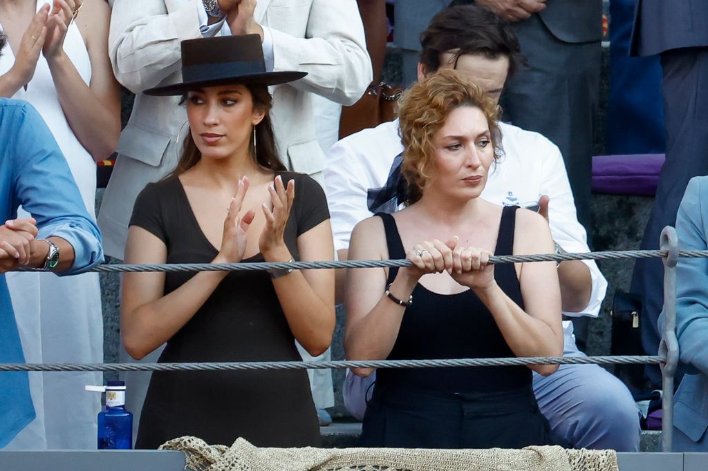 Estrella Morente y otra mujer aplauden en tribuna, vestidas de negro.