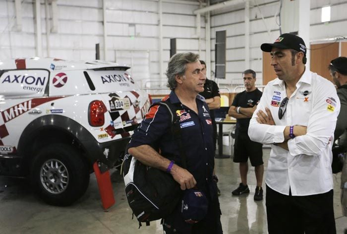 El piloto de rallies Nani Roma con Carlos Sainz