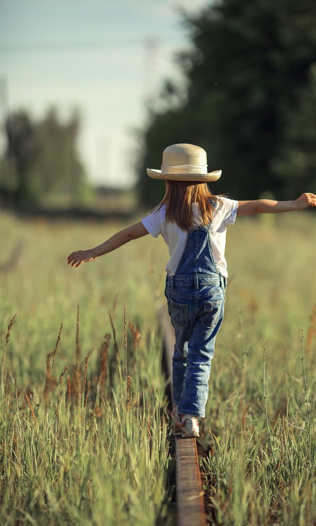 Niña jugando en el campo