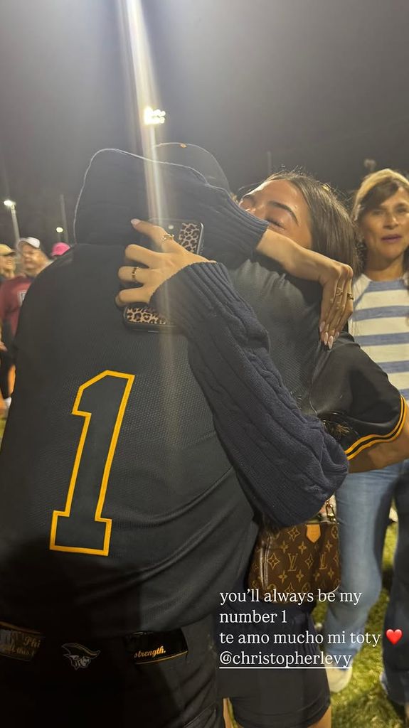 Kailey Levy compartió esta linda foto junto a su hermano luego de un importante juego de beisbol.
