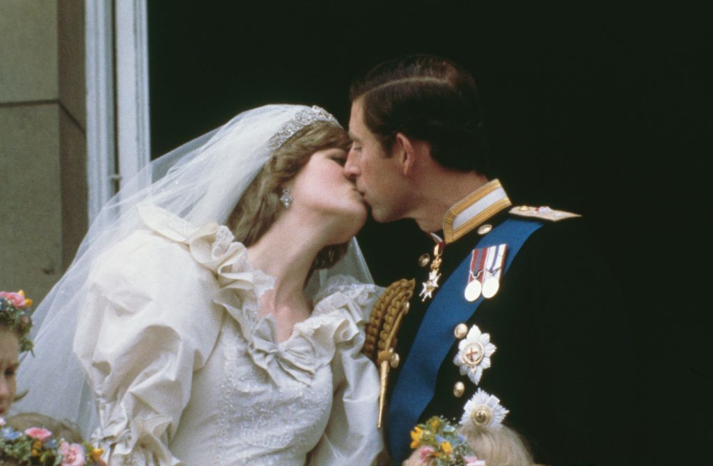 Primer plano del beso de Diana de Gales con Carlos III en su boda en el balcón real
