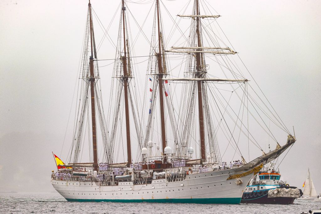 Elcano atraca en Marín
