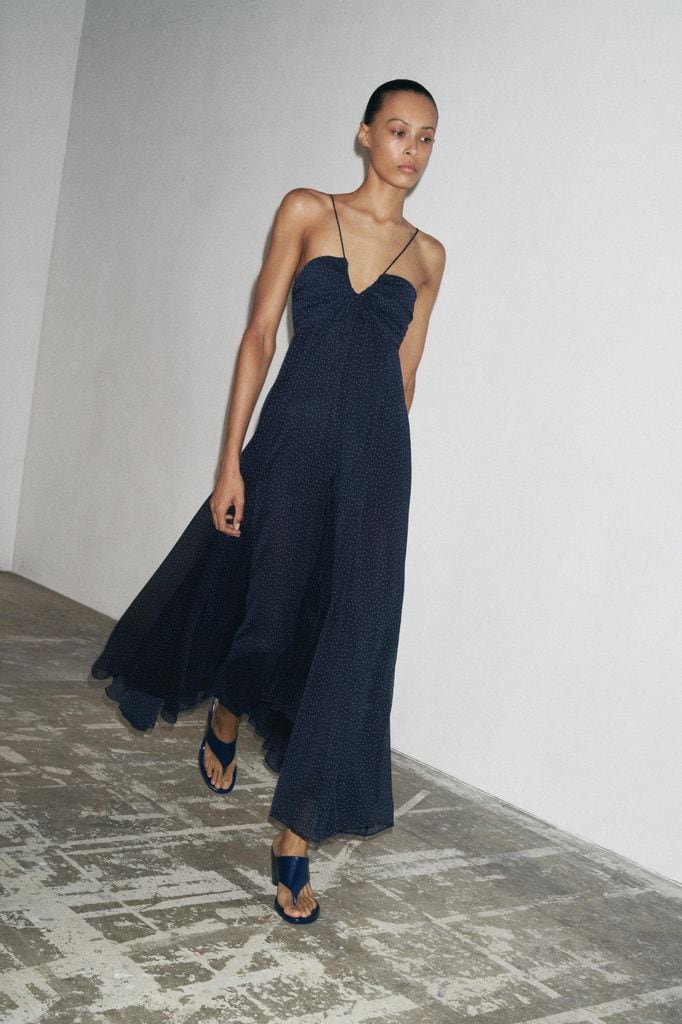 Vestido de invitada de Zara de lunares y escote en v