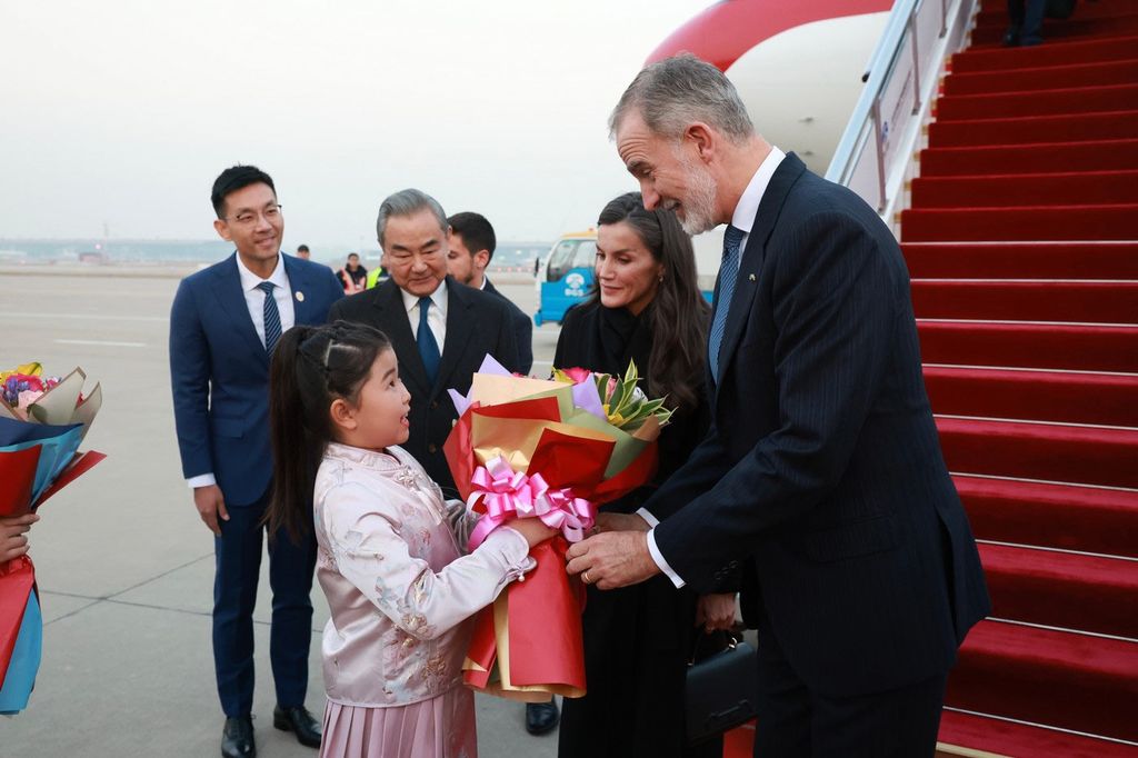 Los reyes Felipe y Letizia a su llegada a Pekín 
