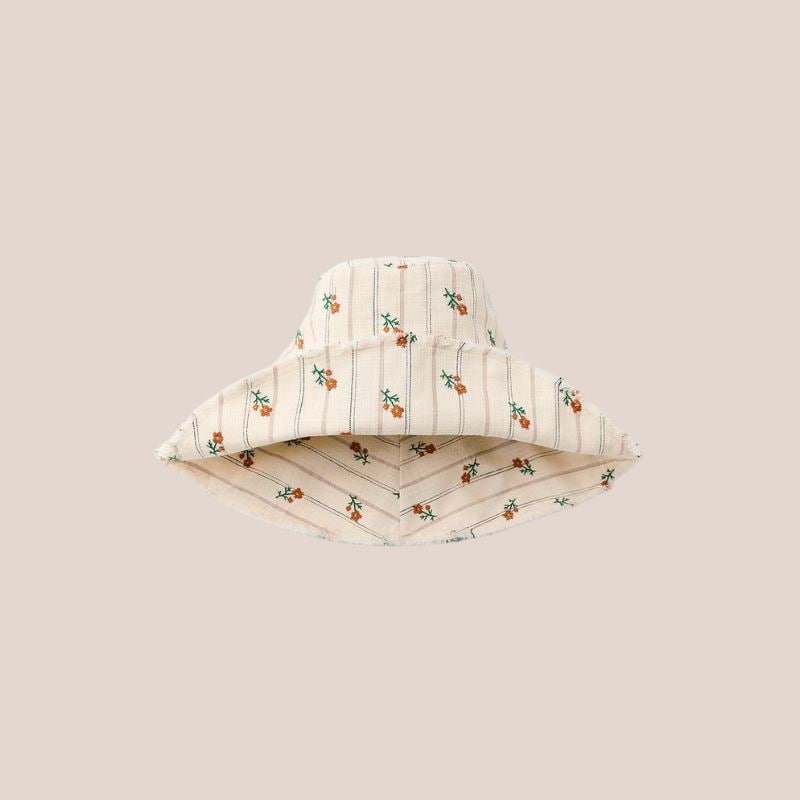 sombrero de tela con flores