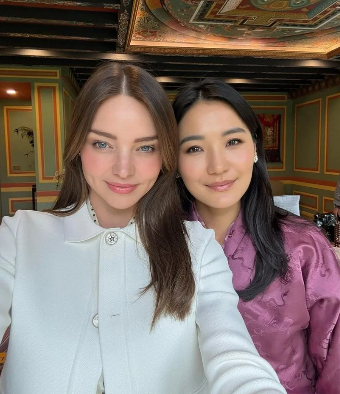 La Reina junto a la modelo de Victoria's Secret Miranda Kerr